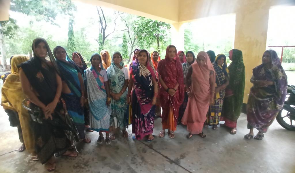पठापुरा की महिलाओं ने मुहल्ले में शराब और गांजे की बिक्री पर पाबंदी लगवाने के लिये भरी हुंकार