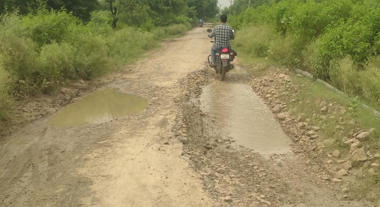 राठ से कुछेछा जाने वाली सड़क लंबे समय से खस्ताहाल, सड़क पर गद्दों से  ग्रामीणों का निकलना हुआ मुश्किल