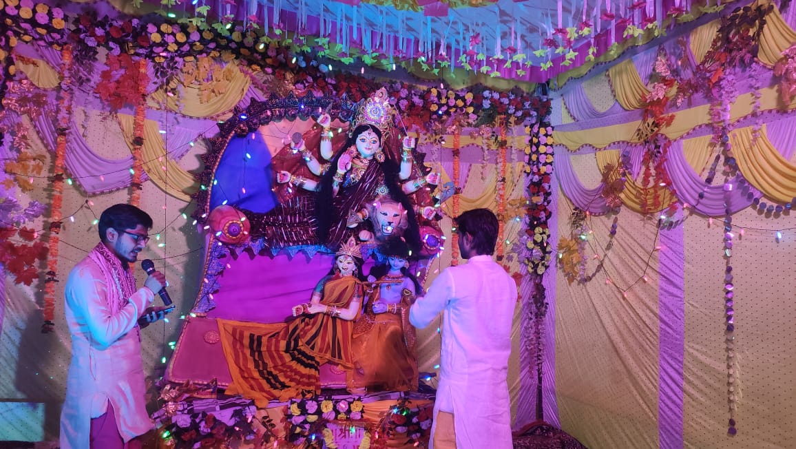 आज तृतीय दिन में बाजार पनवाड़ी में मां चंद्रघंटा देवी की पूजा आराधना धूमधाम के साथ की गई