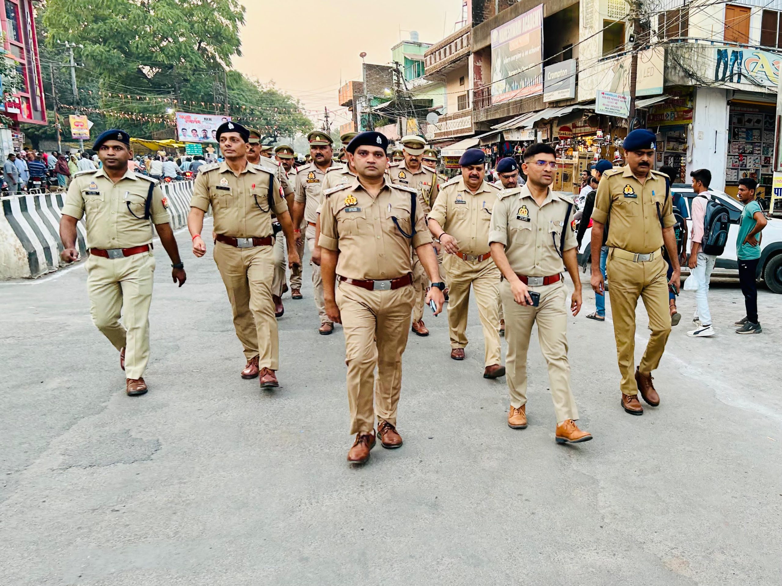 आगामी त्योहारों को देखते हुए एसपी ने भारी पुलिस वल के साथ शहरी क्षेत्र में पैदल गश्त कर आमजन को कराया सुरक्षा का अहसास