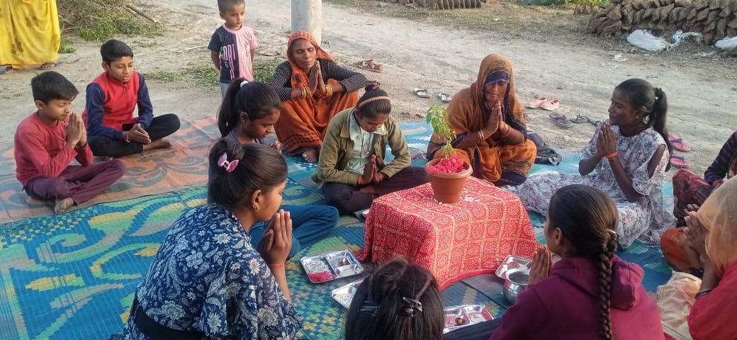 विद्यार्थियों ने किया तुलसी पूजन और गीता श्लोक पाठ