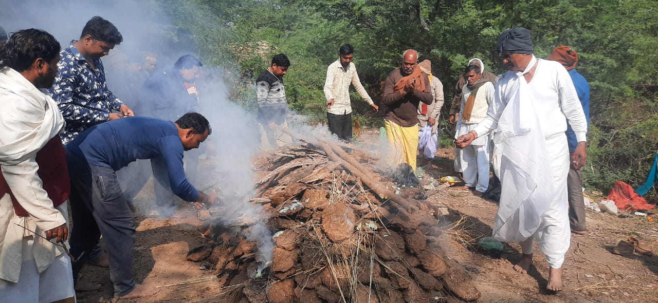 मेजर अखिलेश पिपरैया की सासु मां शांति देवी पंचतत्व में विलीन वैदिक मंत्रों के बीच की गई अंतिम विदाई