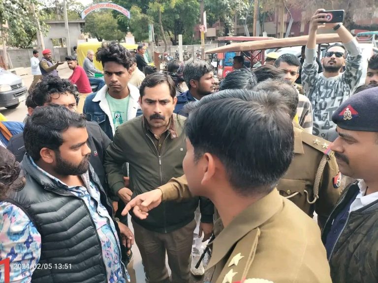 एबीवीपी कार्यकर्ता का चालान-करना ट्रैफिक सिपाही को पड़ा भारी