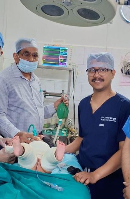 6 माह की बच्ची का 5 घंटे की जटिल सर्जरी की गई जिसमें मूत्राशय को संपूर्ण रूप से बनाया और अविकसित जनाना अंग को पूर्ण रूप से किया सही