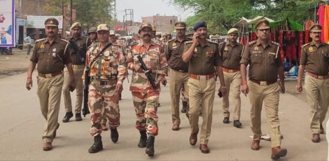 लोकसभा चुनाव को देखते हुए अर्धसैनिक बल,पुलिस ने गुरसरांय व ग्रामीण क्षेत्रों में किया फ्लैग मार्च