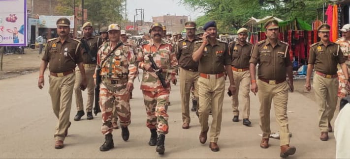 लोकसभा चुनाव को देखते हुए अर्धसैनिक बल,पुलिस ने गुरसरांय व ग्रामीण क्षेत्रों में किया फ्लैग मार्च