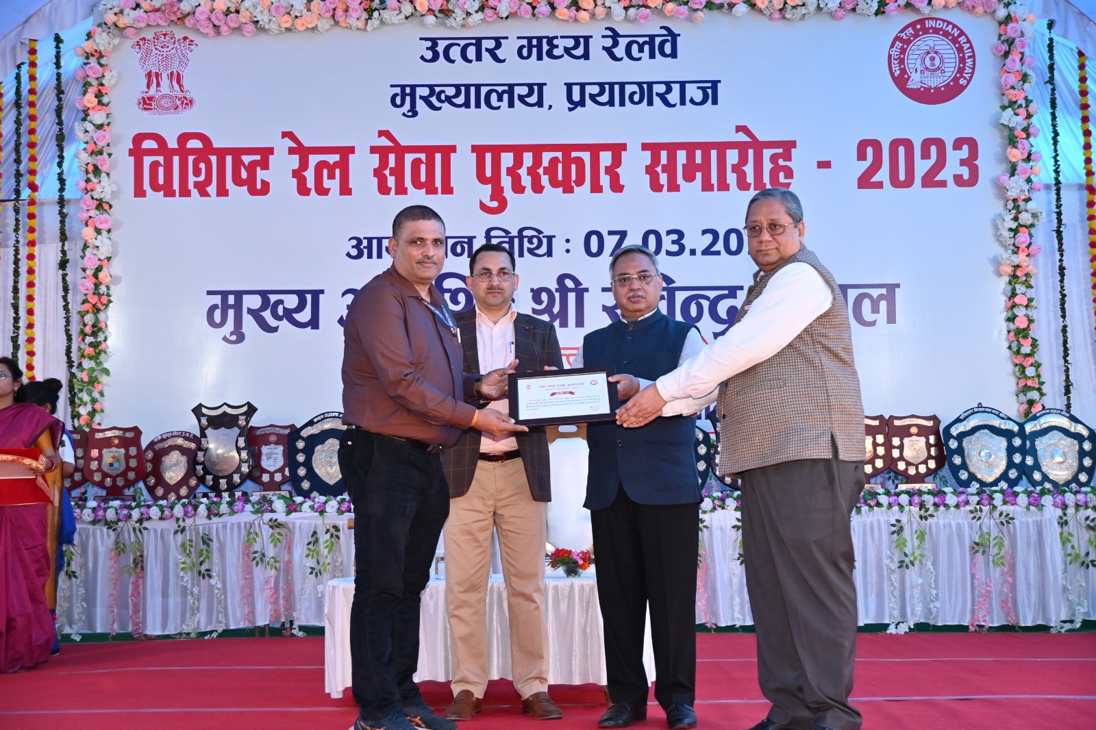 महाप्रबंधक उत्तर मध्य रेलवे द्वारा विशिष्ट रेल सेवा पुरस्कार