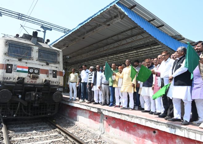 रेल सेवा को पुखरायां रेलवे स्टेशन पर हरी झंडी दिखाकर ठहराव का शुभारंभ