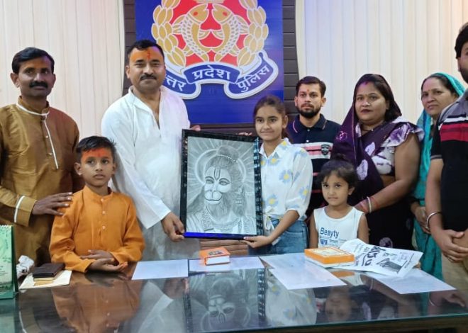 मातृशक्ति के रूप में छात्रा ने कोतवाल को जमाने के कोतवाल का चित्र और रामचरित मानस भेंट कर रामराज्य का दिया संदेश