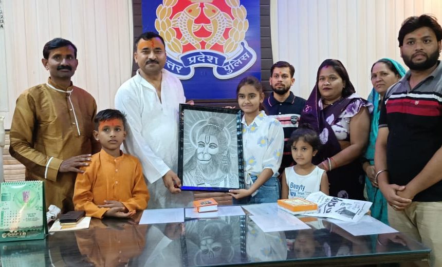 मातृशक्ति के रूप में छात्रा ने कोतवाल को जमाने के कोतवाल का चित्र और रामचरित मानस भेंट कर रामराज्य का दिया संदेश