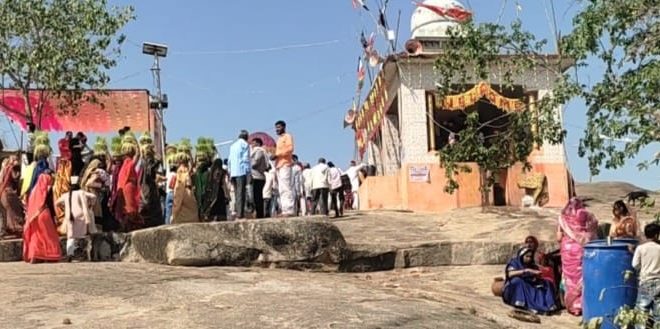 माँ छिन्नमस्तिका देवी के ऐतिहासिक दरबार में मैला,भंडारा,सामूहिक कन्या विवाह मे उमड़ा जनसैलाब