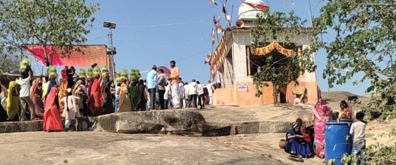 माँ छिन्नमस्तिका देवी के ऐतिहासिक दरबार में मैला,भंडारा,सामूहिक कन्या विवाह मे उमड़ा जनसैलाब